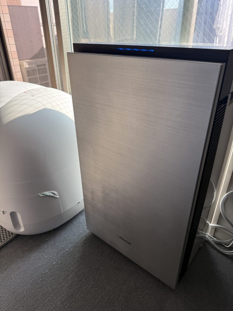 犬と猫の多頭飼い家庭のリビングに設置されたジアイーノ